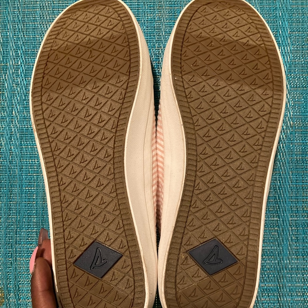 Women’s sperry peachish pink is the color